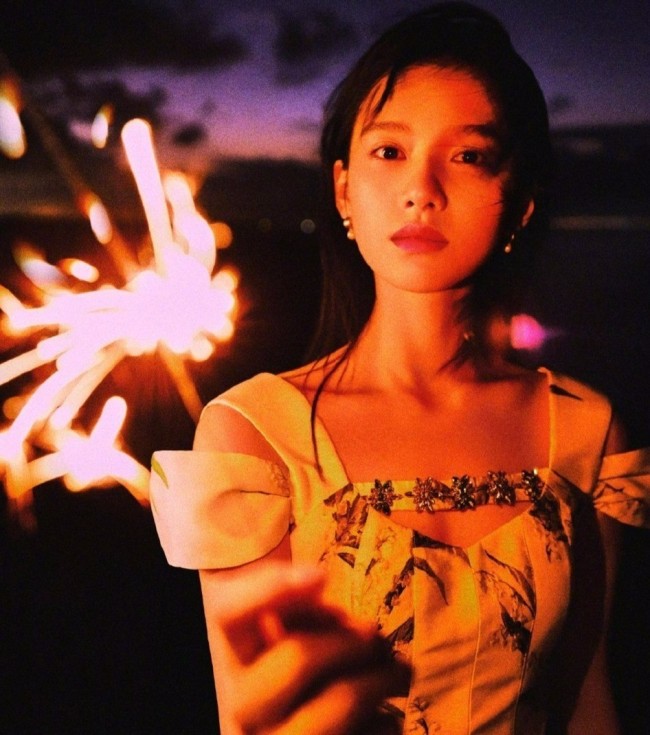 陈飞宇张婧仪海边花火大片CP感超强 暮色中对视