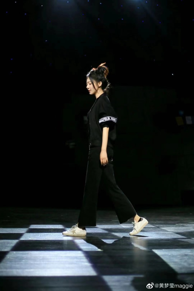 黄梦莹&quot;打怪升级&quot;上瘾演话剧《贼想得到你》再加场