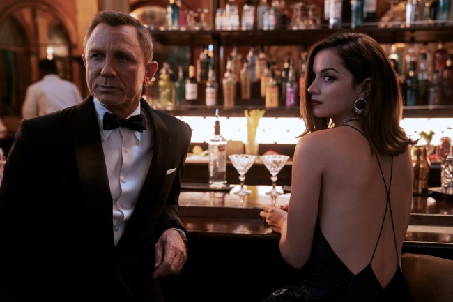 《007：无暇赴死》女特工礼服长裙酷炫开打 