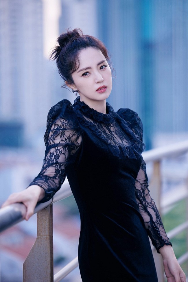 41岁董璇穿黑色镂空长裙气质超绝 优雅出众