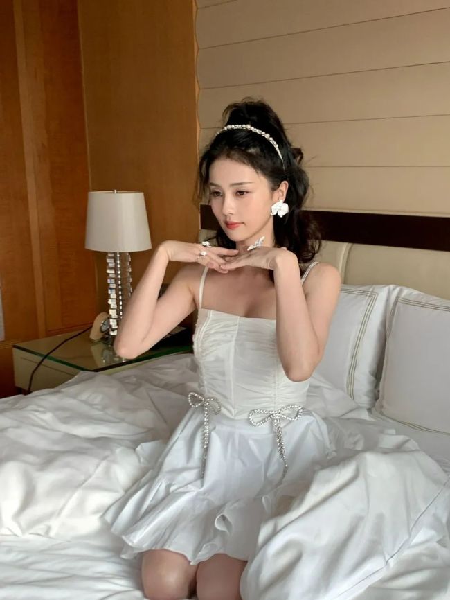 27岁白鹿小露事业线 身穿白裙酒店私照大曝光