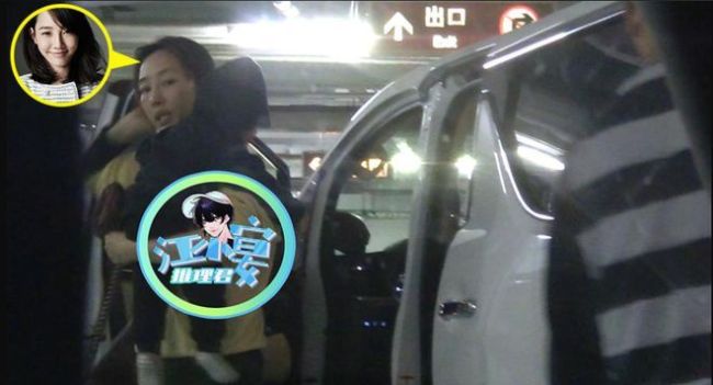 白百何抱婴儿逛街被疑生二胎 轻抚后背显母爱