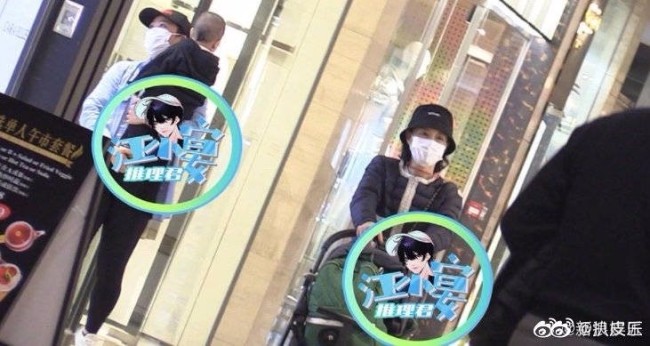 白百何抱婴儿逛街被疑生二胎 轻抚后背显母爱