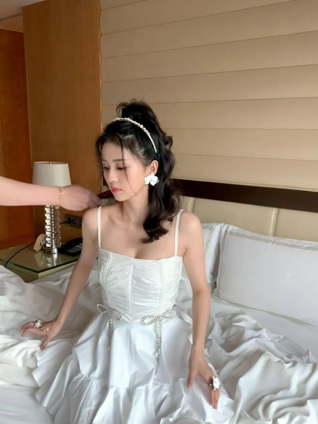 27岁白鹿小露事业线 身穿白裙酒店私照大曝光