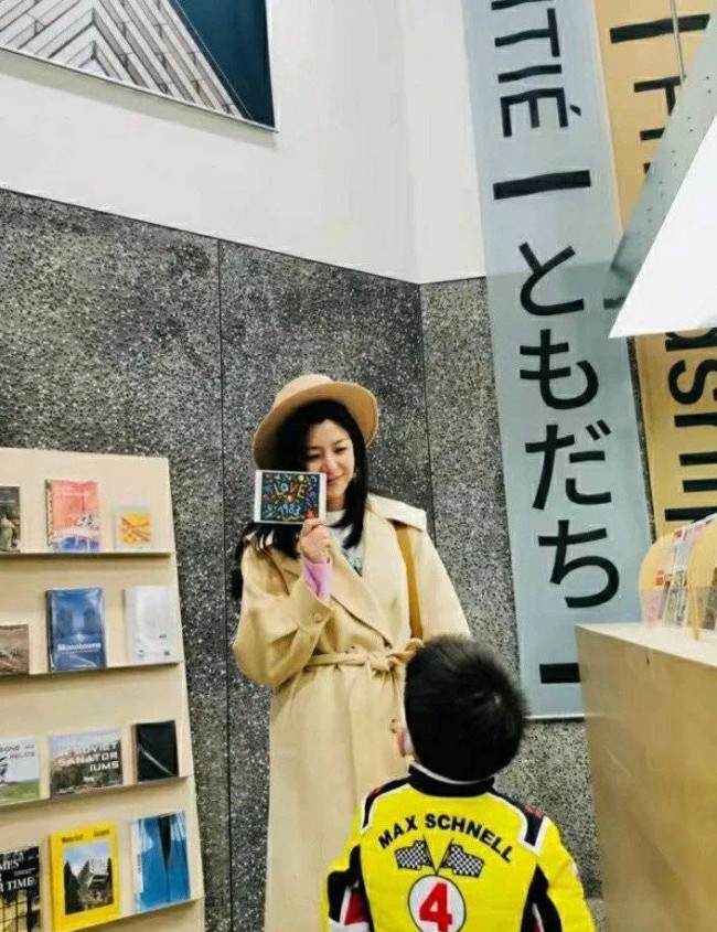 陈妍希带儿子逛书店 小星星穿赛车服超帅气
