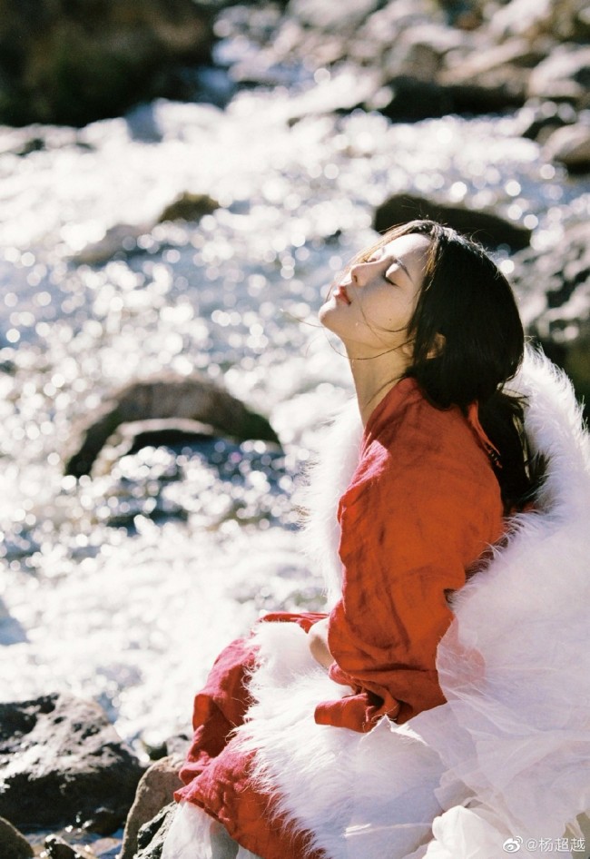 23岁杨超越晒红衣古风大片 雪山下戏水显唯美