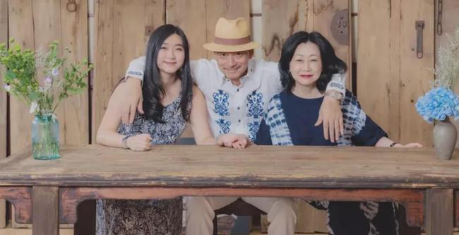 64岁老戏骨被曝开出租？边聊天边给乘客搬行李