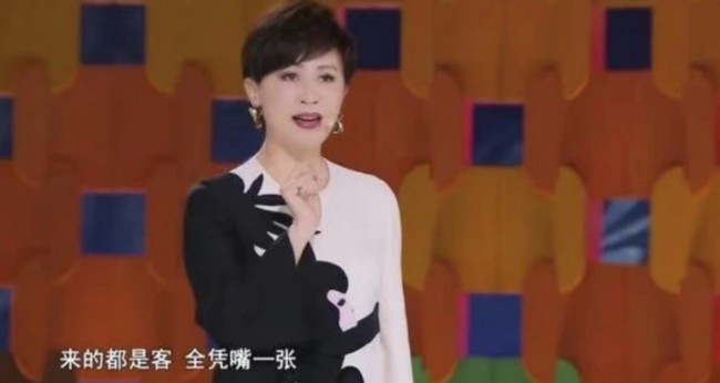 移居上海？梁朝伟逛商场被偶遇 背手拍照似老干部