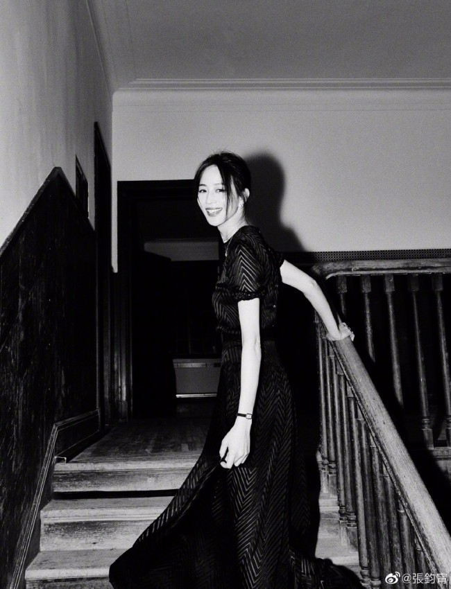 张钧甯拍年代复古造型写真 穿黑裙美腿吸睛