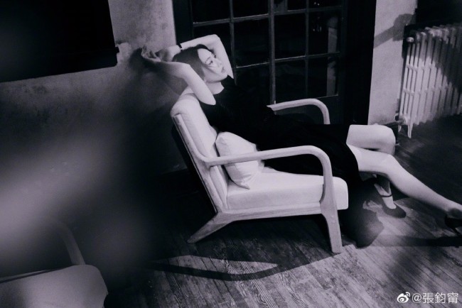 张钧甯拍年代复古造型写真 穿黑裙美腿吸睛