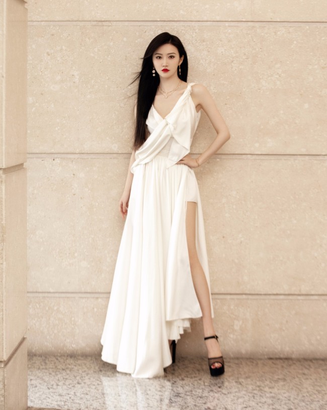 景甜着白色连衣裙简约优雅 乌发垂顺气质出众