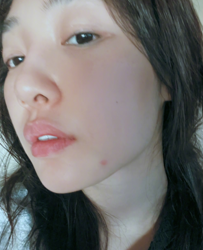 37岁白百何晒素颜怼脸自拍 脸上长痘十分显眼