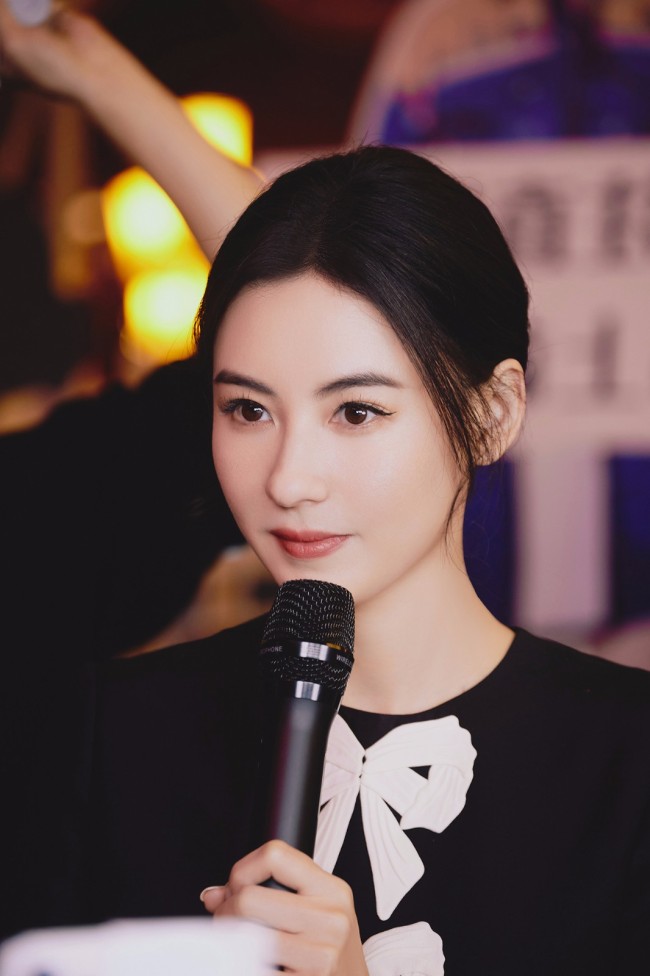 张柏芝亮相直播活动 简约造型尽显优雅灵动