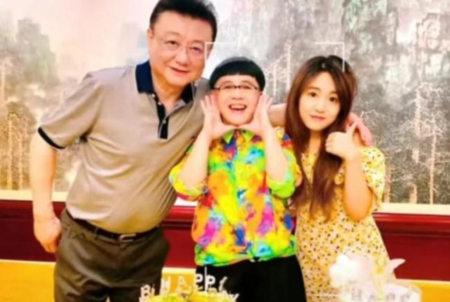 55岁金龟子晒怀孕旧照 如今女儿太像老爸王宁