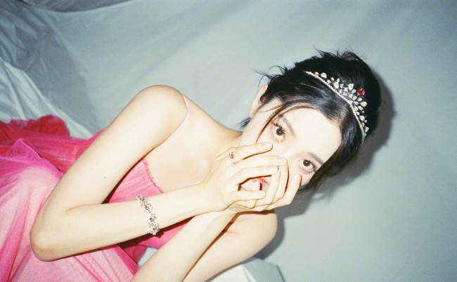 21岁欧阳娜娜胶片写真 头戴皇冠眼神清澈灵动