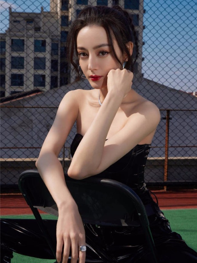 迪丽热巴化闪电妆造型酷飒 小露香肩显妩媚