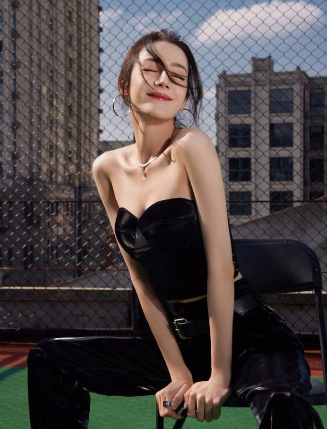 迪丽热巴化闪电妆造型酷飒 小露香肩显妩媚