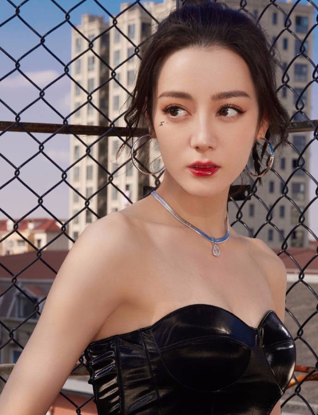 迪丽热巴化闪电妆造型酷飒 小露香肩显妩媚