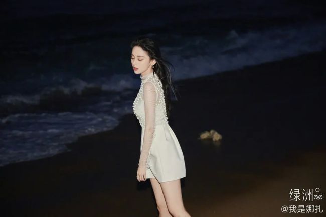 娜扎白色珍珠连衣裙超甜美 肤如凝脂性感撩人