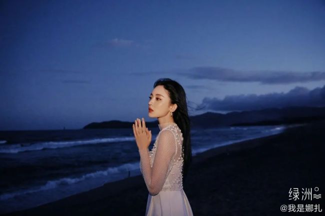 娜扎白色珍珠连衣裙超甜美 肤如凝脂性感撩人