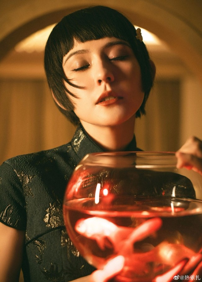 热依扎短发造型曝光 配短款旗袍秀美腿