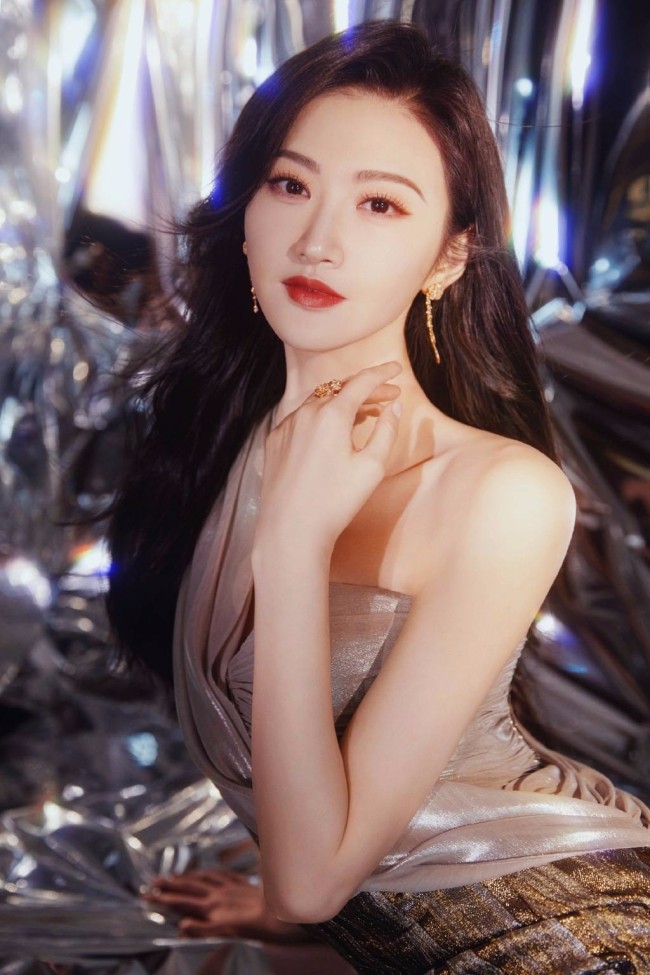景甜穿金属感流光长裙 锁骨吸睛