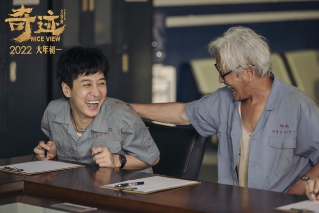 《奇迹》致敬时代笨小孩 刘德华易烊千玺唱金曲