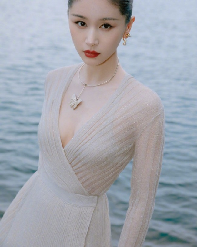 34岁王子文一袭纱裙秀身材 红唇美艳