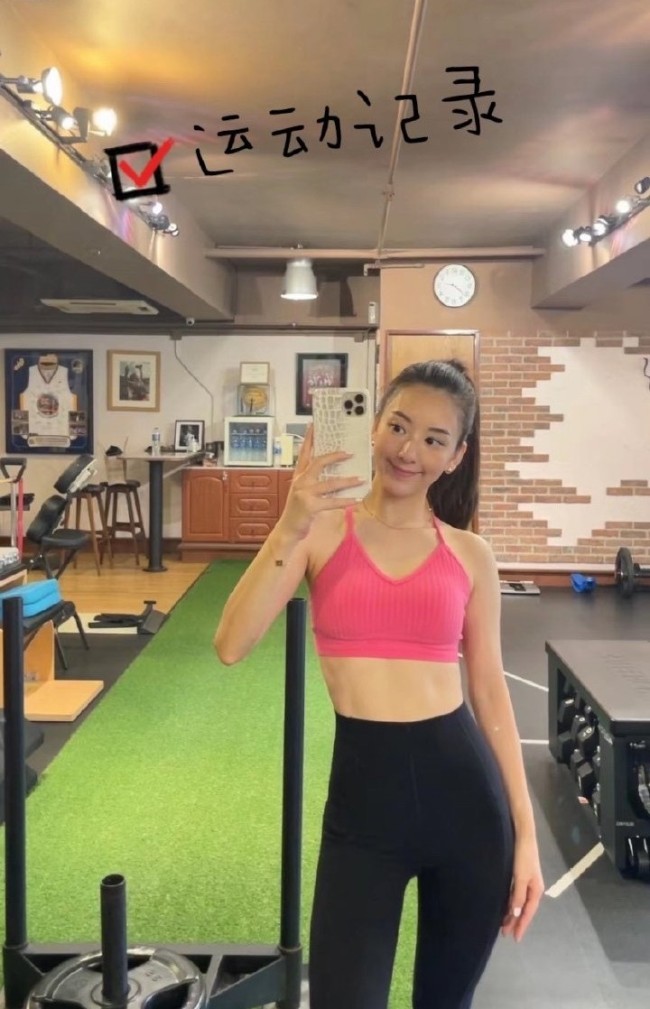 方媛紧挨老公自拍卖萌 郭富城露半张脸看娇妻玩闹