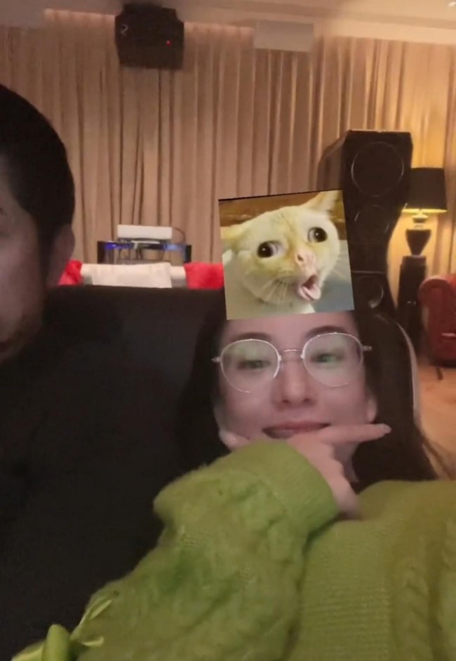 方媛紧挨老公自拍卖萌 郭富城露半张脸看娇妻玩闹