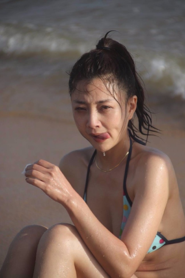 绝！42岁殷桃穿比基尼大秀身材 腰肢纤瘦似少女