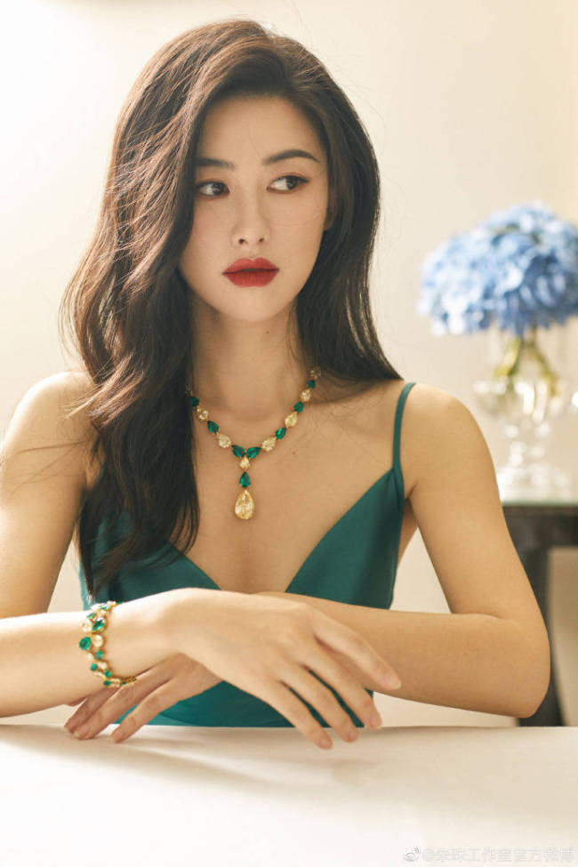 辣妈朱珠穿吊带绿色长裙超妩媚 肤白貌美性感火辣