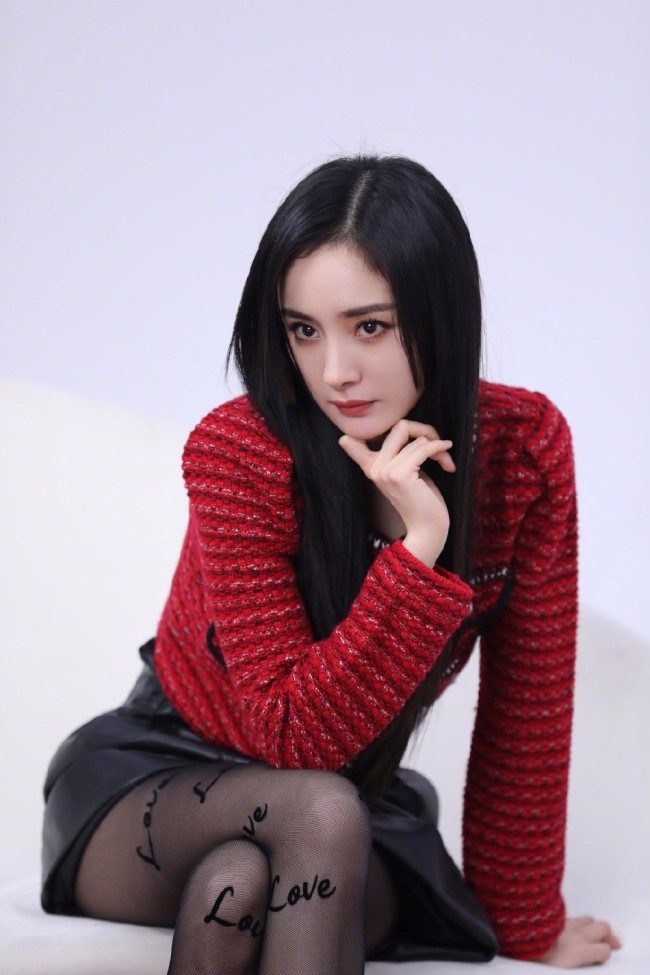 杨幂公主切发型又美又飒 眼神明亮甜酷有范