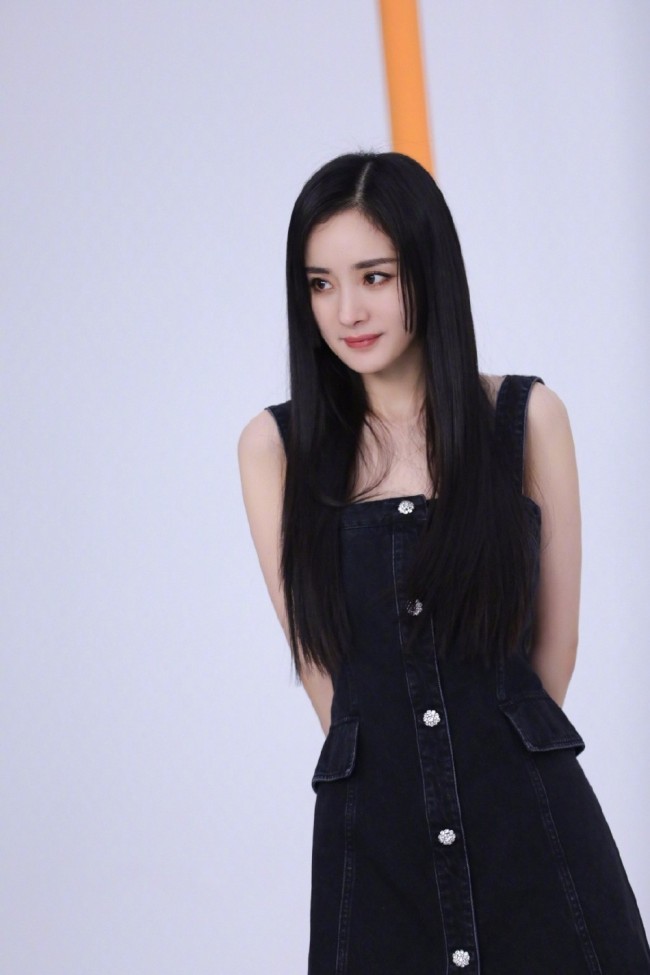 杨幂公主切发型又美又飒 眼神明亮甜酷有范