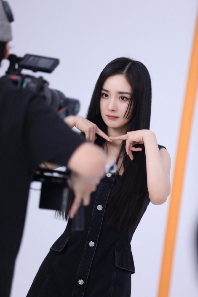 杨幂公主切发型又美又飒 眼神明亮甜酷有范