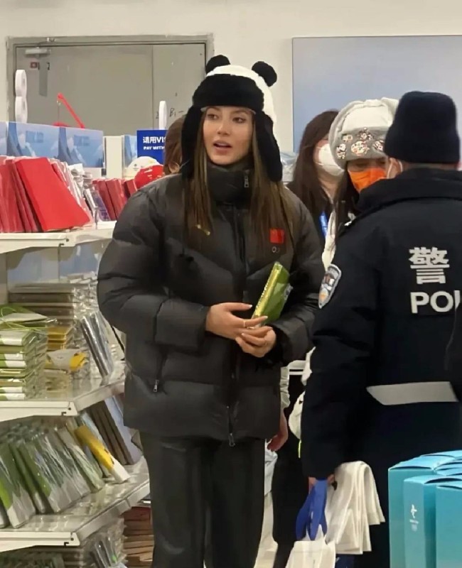 网友遇谷爱凌购买冬奥纪念品 与工作人员热情交谈
