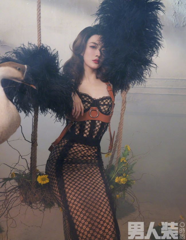 徐璐《男人装》二月刊封面 慵懒妩媚小性感