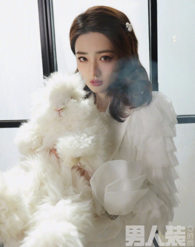 徐璐《男人装》二月刊封面 慵懒妩媚小性感
