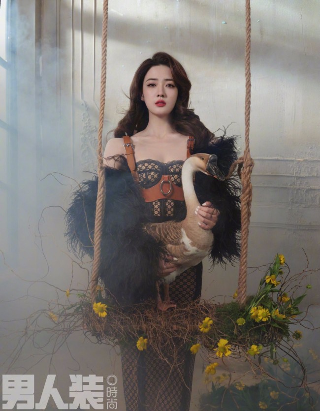 徐璐《男人装》二月刊封面 慵懒妩媚小性感