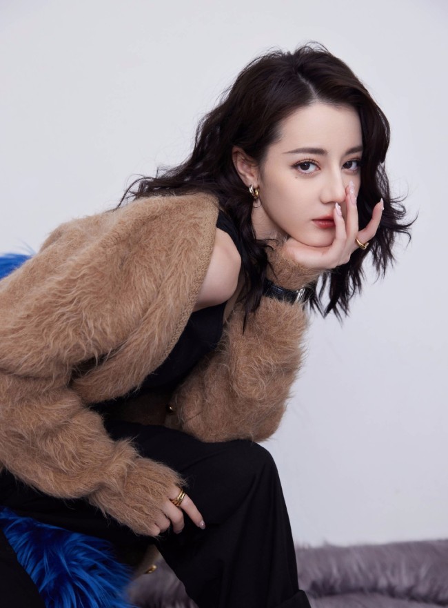 工作室晒热巴美照 撩衣服秀香肩性感迷人