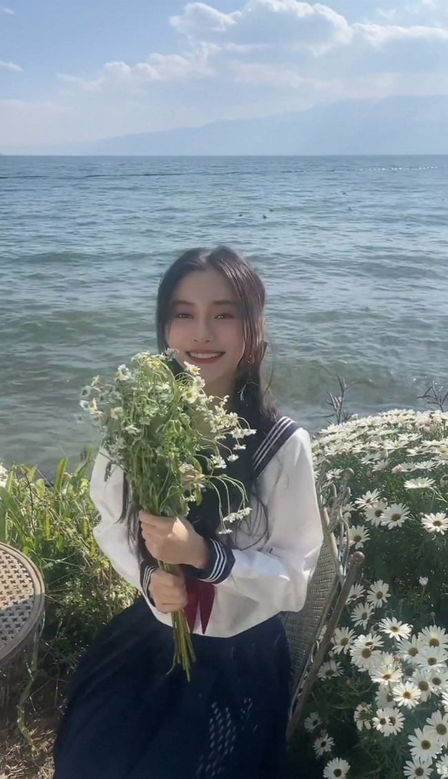 33岁baby穿水手服捧花扮嫩 咧嘴笑俏皮可爱