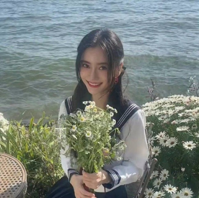33岁baby穿水手服捧花扮嫩 咧嘴笑俏皮可爱