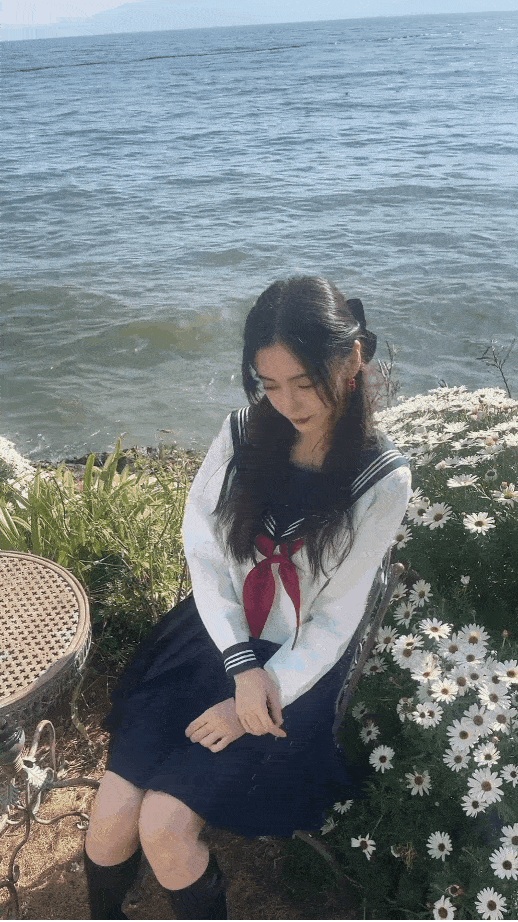 33岁baby穿水手服捧花扮嫩 咧嘴笑俏皮可爱