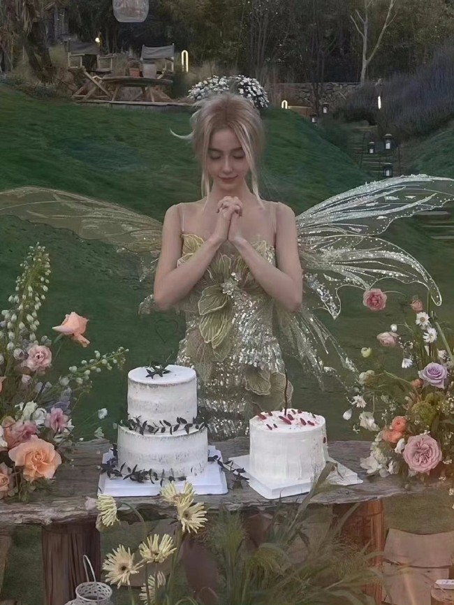 baby生日照曝光 盘金发背翅膀似精灵少女