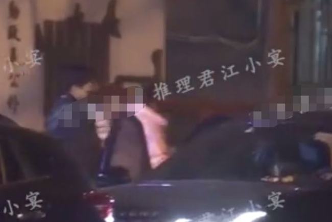 郭麒麟街头与美女接吻被拍 女方个子高挽手逛街