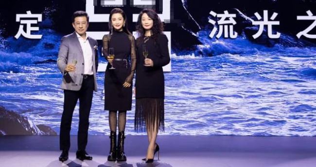 49岁李冰冰穿黑丝躺沙发秀美腿 戴大金链好霸气