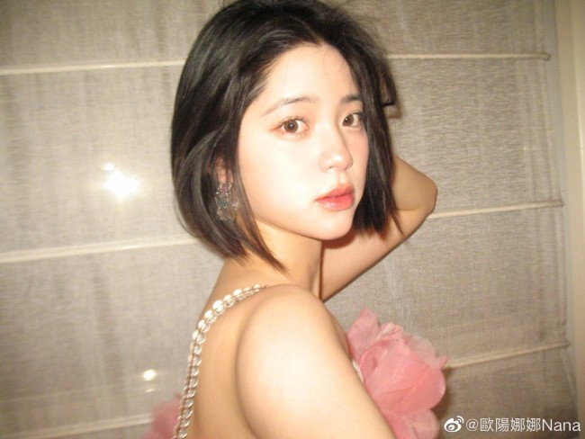 欧阳娜娜穿粉纱裙仙气足 肤白貌美灵动可爱 