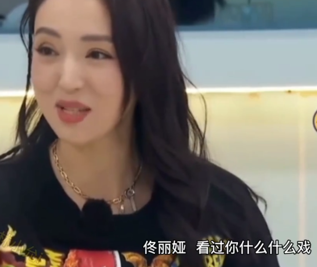 佟丽娅董璇私下聚餐被偶遇 穿同色系“姐妹装”