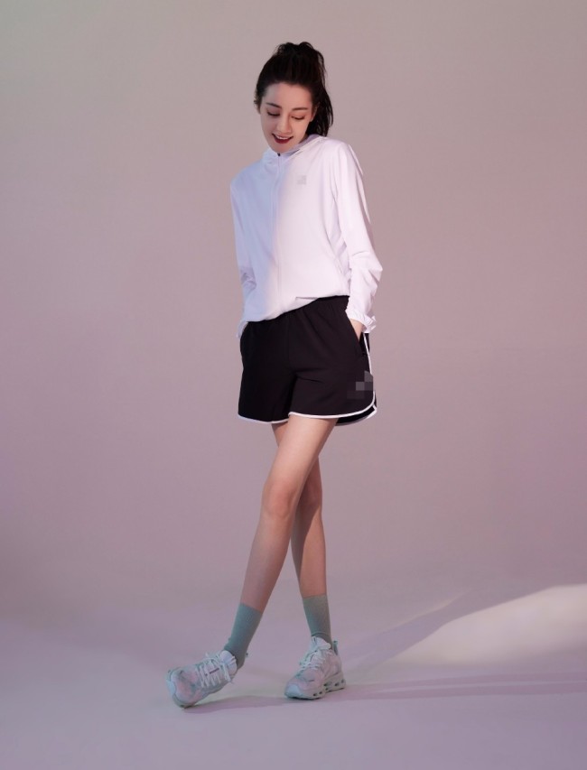 29岁迪丽热巴穿运动装搭高马尾 甜笑活力满满