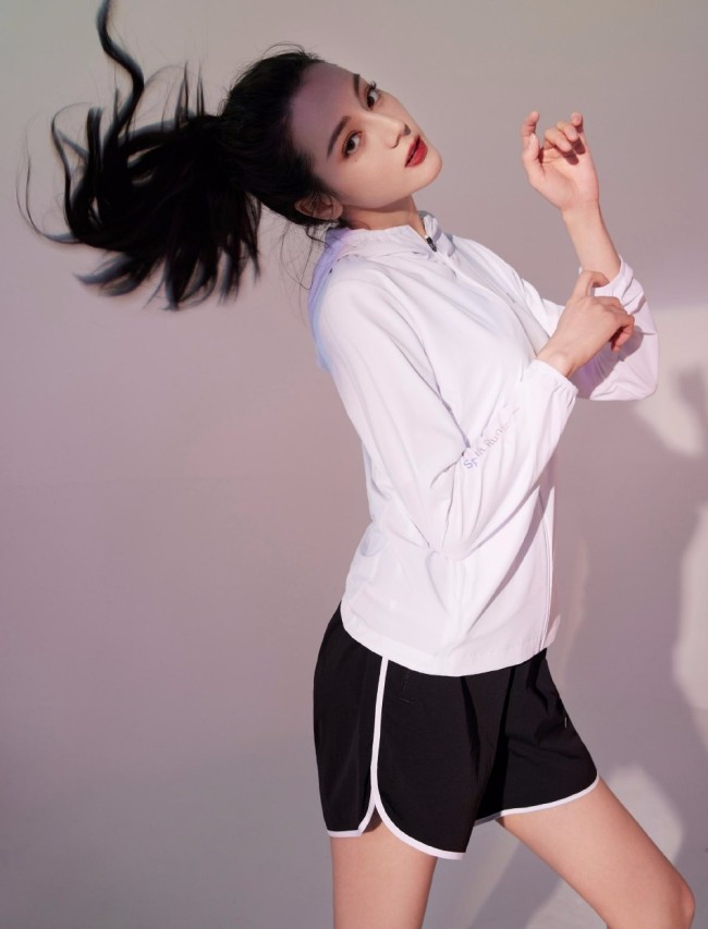 29岁迪丽热巴穿运动装搭高马尾 甜笑活力满满